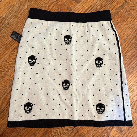 Knitted Black and White Skull Skirt - Picture 5 of 6